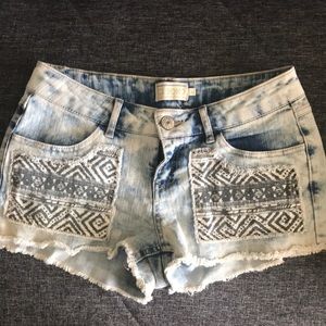 Boutique Light Wash with Pattern Denim Shorts